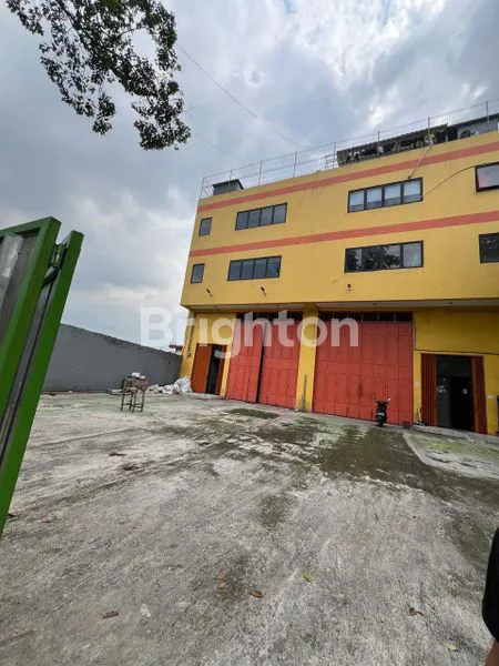 image GUDANG LUAS DENGAN FASILITAS LIFT BARANG (2)
