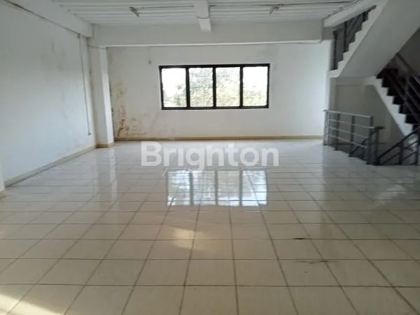 image GUDANG LUAS DENGAN FASILITAS LIFT BARANG (3)