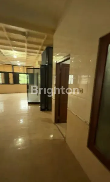 image RUMAH 3 LANTAI + ROOFTOP KEBON KACANG, JAKARTA PUSAT. (4)