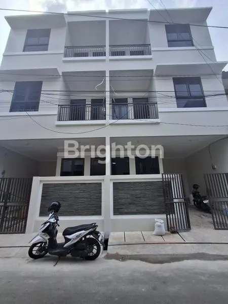 image RUMAH 3 LANTAI SHM 5KT DI TANJUNG DUREN (1)