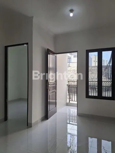 image RUMAH 3 LANTAI SHM 5KT DI TANJUNG DUREN (7)