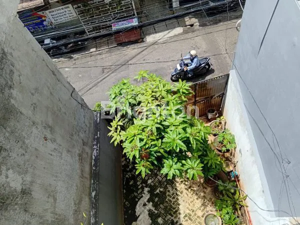 image RUMAH MINIMALIS 3 LANTAI SIAP HUNI DI JAKARTA PUSAT (5)