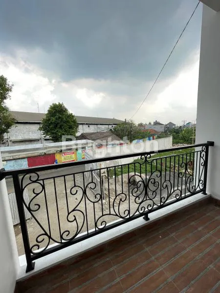 image RUMAH MEWAH KLASIK 2 LANTAI MUTIARA PUTIH RESIDEN (2)