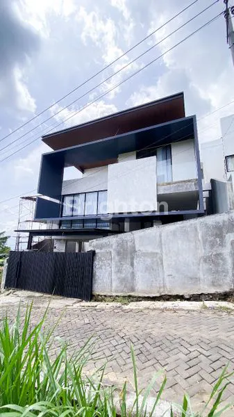 image VILLA BARU FULL FURNISH SUPER MEWAH DESAIN TROPICAL MODERN 3 LANTAI LOKASI KOTA BATU (1)