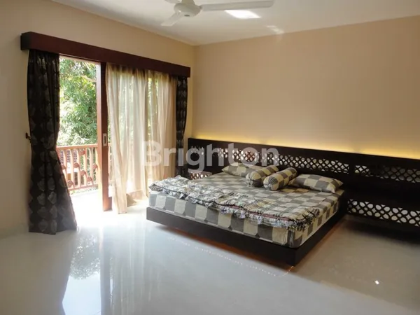 image RUMAH LUAS SIAP HUNI DI TAMAN MUMBUL — NYAMAN DAN FULL FURNISHED (2)