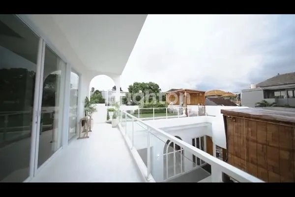 image VILLA SEMI MEDITERANIA DI KEROBOKAN, LT 267M², KOLAM RENANG PRIBADI (2)