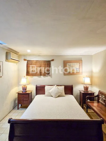 image RUMAH CLASSIC SHM DI KEMANG, 3 KT, SIAP HUNI (7)