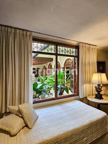 image RUMAH CLASSIC SHM DI KEMANG, 3 KT, SIAP HUNI (5)