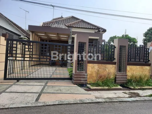 RUMAH MEWAH 2 LANTAI LOKASI STRATEGIS BERADA DI PUSAT KOTA BOJONEGORO, BU CEPAT