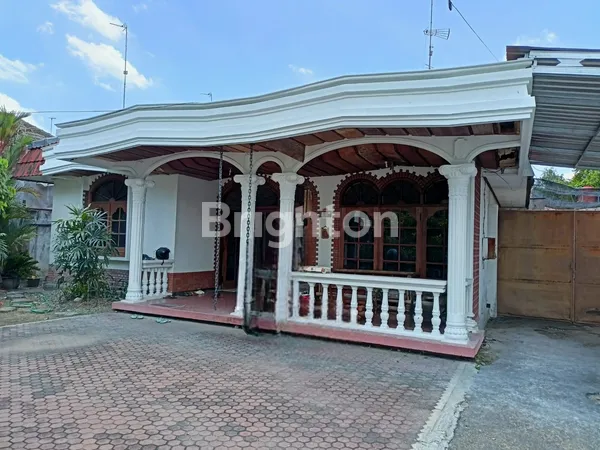 image RUMAH LUAS 240 M2 BERDIRI DIATAS TANAH 1.135 M2 BERADA DI LOKASI PREMIUM BOJONEGORO KOTA (2)