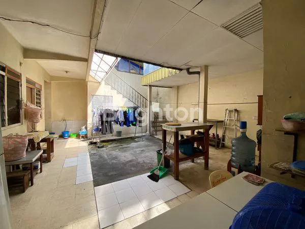 image RUMAH 1.5 LANTAI TERAWAT BANYAK BONUSNYA, SUKOMANUNGGAL JAYA, LEBAR 9, SURABAYA BARAT (6)