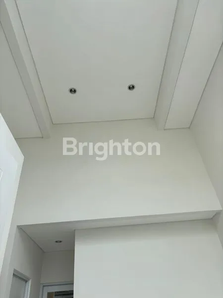 image RUMAH RAPI DENGAN CEILING TINGGI DI PARAMOUNT PETALS TANGERANG (3)