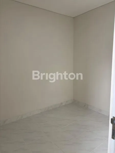 image RUMAH RAPI DENGAN CEILING TINGGI DI PARAMOUNT PETALS TANGERANG (5)