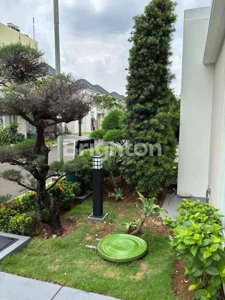 image RUMAH RAPI DENGAN CEILING TINGGI DI PARAMOUNT PETALS TANGERANG (2)