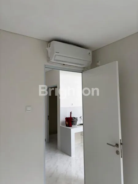 image RUMAH RAPI DENGAN CEILING TINGGI DI PARAMOUNT PETALS TANGERANG (6)