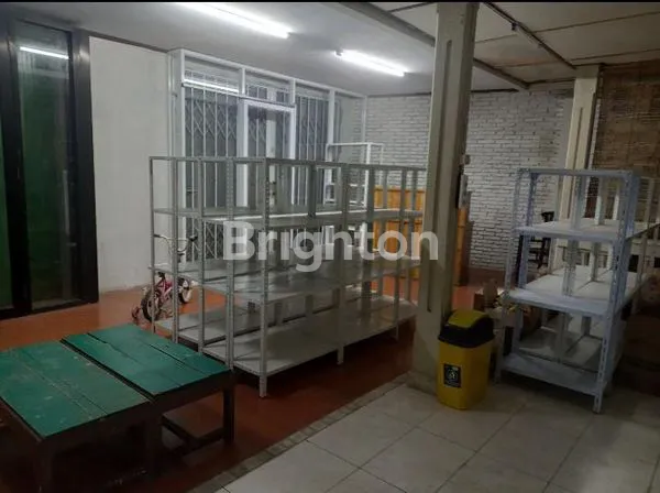 image KIOS PINGGIR JALAN RAYA JOGJA MAGELANG (2)