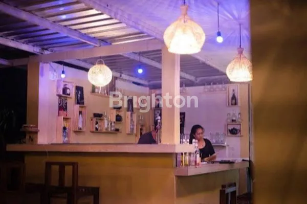 LESTORAN DAN BAR UNGASAN DEKAT PANTAI MELASTI