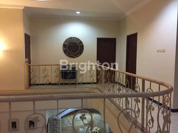 image RUMAH MODERN SIAP HUNI DI SURABAYA TIMUR - FURNISHED & BEBAS BANJIR! (5)