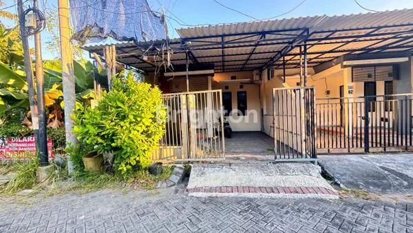 RUMAH 1,5 LANTAI SIAP HUNI DI DIAN REGENCY, ONE GATE SYSTEM, LOKASI STRATEGIS, BEBAS BANJIR, 5 MENIT KE KAMPUS ITS, PAKUWON CITY MALL, (FULL FURNISHED)