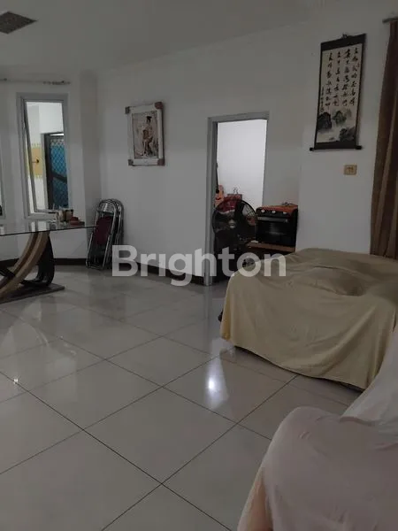 image DIJUAL RUMAH BESAR & MEWAH DI TAMAN SURYA – JAKARTA BARAT SHM | PARKIR 4 MOBIL (2)