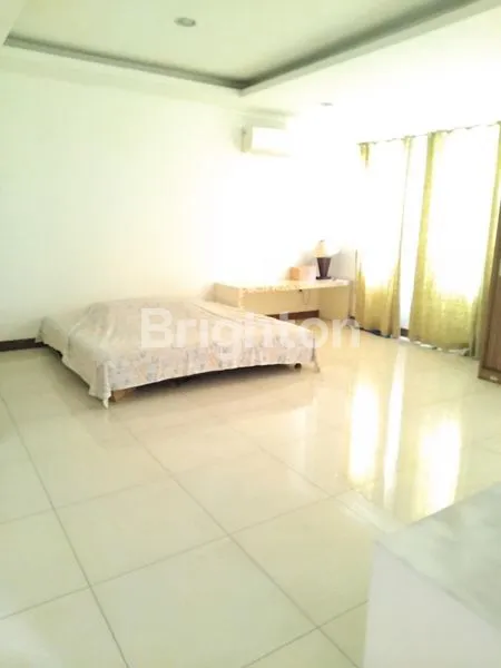 image DIJUAL RUMAH BESAR & MEWAH DI TAMAN SURYA – JAKARTA BARAT SHM | PARKIR 4 MOBIL (4)