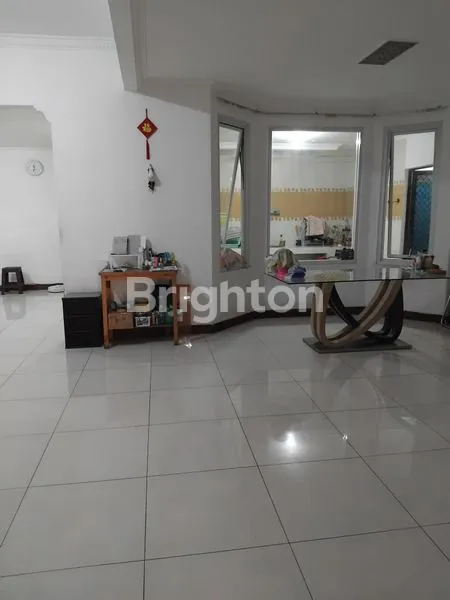 image DIJUAL RUMAH BESAR & MEWAH DI TAMAN SURYA – JAKARTA BARAT SHM | PARKIR 4 MOBIL (6)