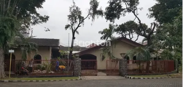 image RUMAH KLASIK DI JEMURSARI, TERAWAT, JARANG ADA, LOKASI SANGAT STRATEGIS (1)