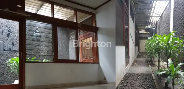 image RUMAH KLASIK DI JEMURSARI, TERAWAT, JARANG ADA, LOKASI SANGAT STRATEGIS (5)