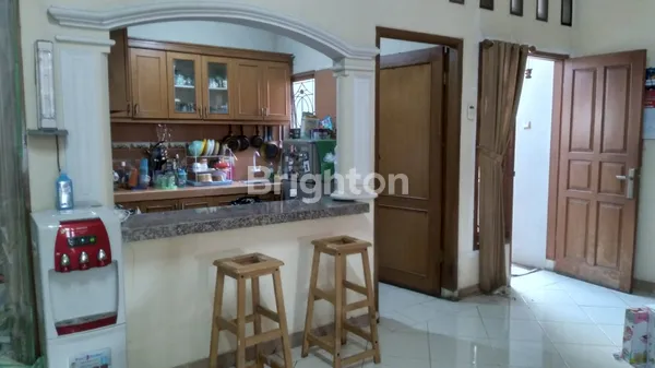 image RUMAH MEWAH LUAS TANAH 470 M2 DENGAN 7 KAMAR TIDUR & 6 KAMAR MANDI, SUDAH SHM DAN STRATEGIS! (2)