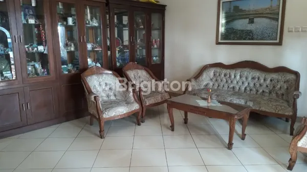 image RUMAH MEWAH LUAS TANAH 470 M2 DENGAN 7 KAMAR TIDUR & 6 KAMAR MANDI, SUDAH SHM DAN STRATEGIS! (3)