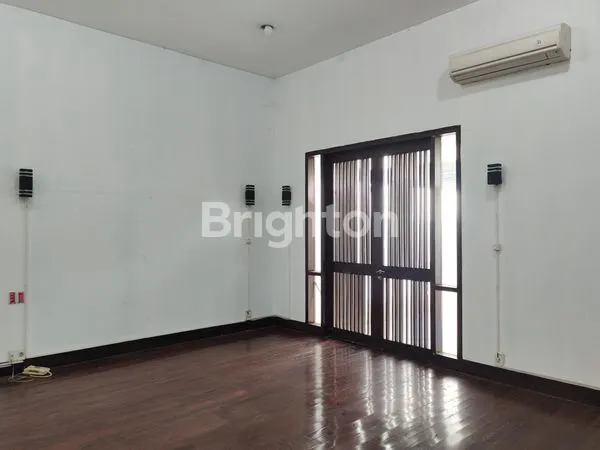 image RUMAH TINGGAL DUA LANTAI HOOK SIAP HUNI AMAN DAN NYAMAN AKSES MUDAH KEMANA MANA LOKASINYA SANGAT SANGAT STRATEGIS KELAPA GADING JAKARTA UTARA (4)