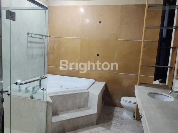 image RUMAH TINGGAL DUA LANTAI HOOK SIAP HUNI AMAN DAN NYAMAN AKSES MUDAH KEMANA MANA LOKASINYA SANGAT SANGAT STRATEGIS KELAPA GADING JAKARTA UTARA (6)