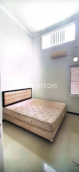 image RUMAH FULL FURNSIHED DENGAN MODEL MINIMALIS MODERN (SIAP HUNI) DEKAT RAYA MERR, KEPUTIH, MULYOSARI, WONOREJO (5)