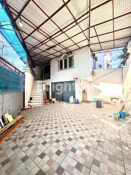 image RUMAH BESAR 3,5 LANTAI STRATEGIS SEMI FURNITUR DI TELUK GONG JAKARTA UTARA  (2)