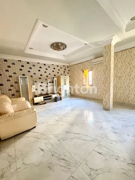 image RUMAH BESAR 3,5 LANTAI STRATEGIS SEMI FURNITUR DI TELUK GONG JAKARTA UTARA  (3)