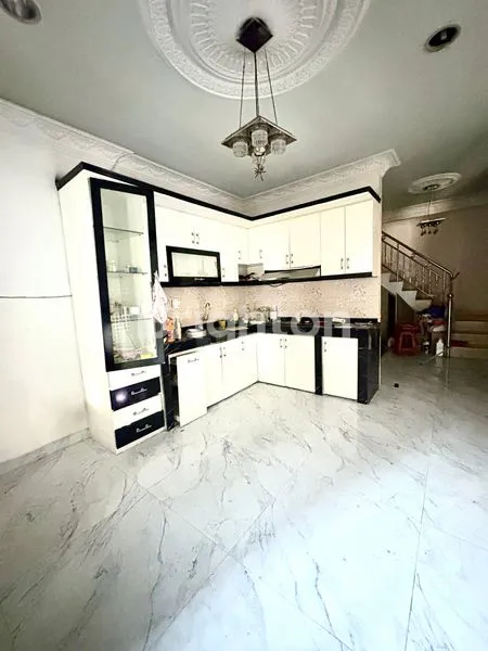 image RUMAH BESAR 3,5 LANTAI STRATEGIS SEMI FURNITUR DI TELUK GONG JAKARTA UTARA  (4)