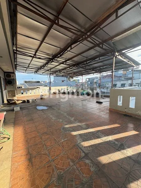 image RUMAH BESAR 3,5 LANTAI STRATEGIS SEMI FURNITUR DI TELUK GONG JAKARTA UTARA  (8)