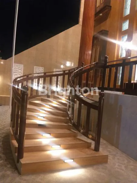 image RUMAH MEWAH & ELEGAN 2 LANTAI LUAS SIAP HUNI (3)