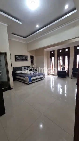 image RUMAH MEWAH & ELEGAN 2 LANTAI LUAS SIAP HUNI (7)