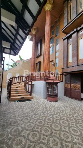 image RUMAH MEWAH & ELEGAN 2 LANTAI LUAS SIAP HUNI (2)
