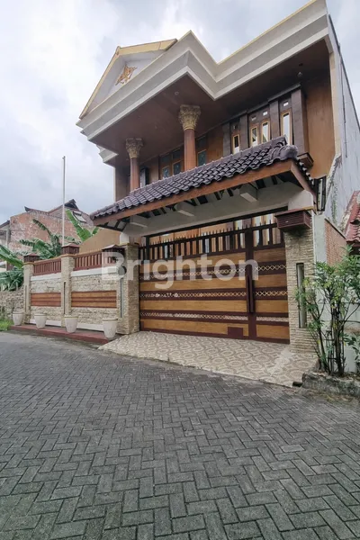 image RUMAH MEWAH & ELEGAN 2 LANTAI LUAS SIAP HUNI (1)