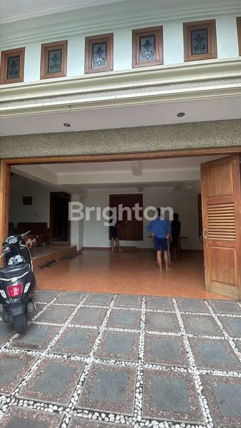 image RUMAH MEWAH( SUHAT , UB) DIKONTRAKKAN DI GRIYA SANTA LT 420M² (1)