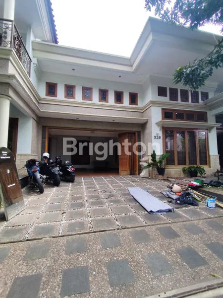 image RUMAH MEWAH( SUHAT , UB) DIKONTRAKKAN DI GRIYA SANTA LT 420M² (2)
