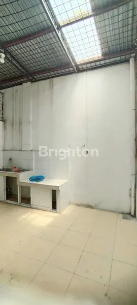 image RUKO GANDENG DENGAN HARGA BAGUS DI LOKASI YANG COCOK UNTUK JADIKAN BISNIS KOST - LOKASI STRATEGIS - ROW JALAN 2 MOBIL - DAERAH JL AYAHANDA DEKAT KAMPUS UNPRI (6)