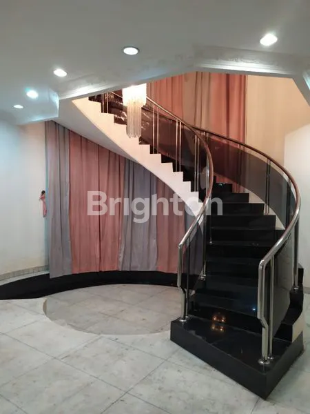 DIJUAL / DISEWAKAN RUMAH HOOK 2 LANTAI DALAM KOMPLEK GREEN GARDEN, JAKARTA BARAT
