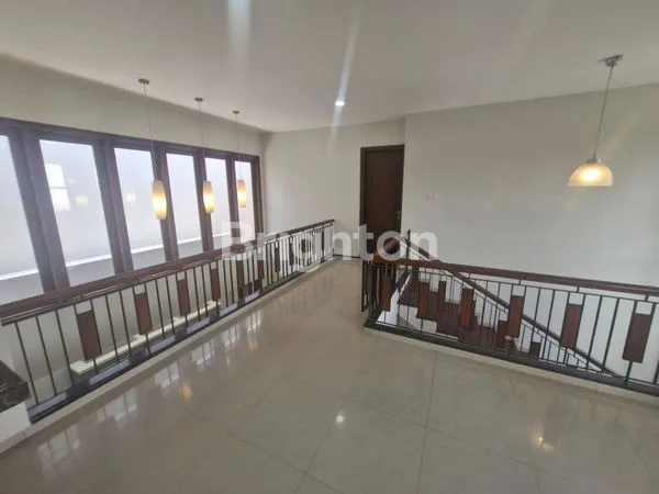image RUMAH MEWAH DIJUAL DI PUSAT KOTA SOLOBARU (4)