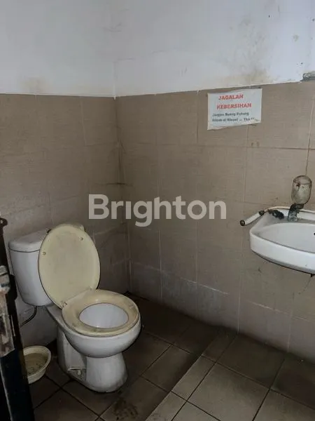 image KANTOR STRATEGIS BEKAS SHOWROOM DI DIPONEGORO (7)