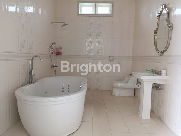 image RUMAH MEWAH 2,5 LANTAI, PREMIUM HARGA MIRING, SIAP HUNI DI PECATU BALI (3)