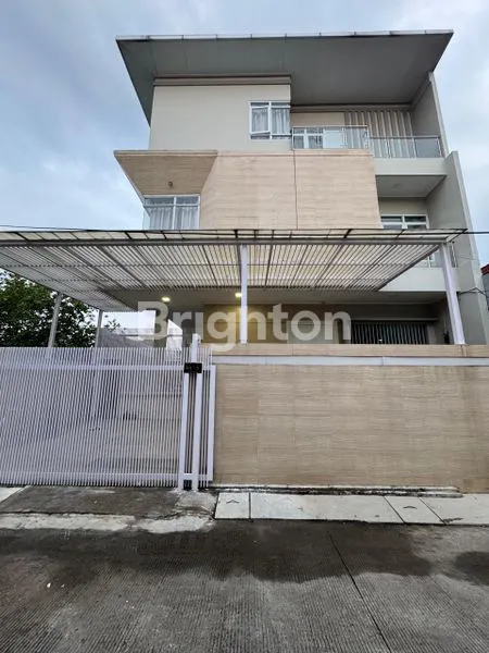 image RUMAH KELAPA GADING UK 13X15 3LT 9KT 5KM SEMI FURNISH SHM CARPORT 2 MOBIL JAKARTA UTARA (1)