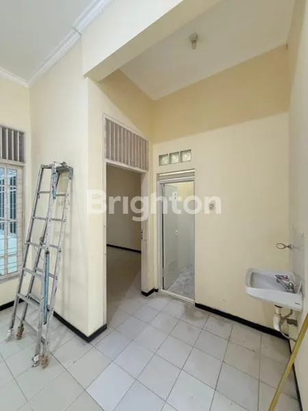 image DISEWAKAN RUMAH 1 LANTAI TERAWAT SIAP HUNI DEPAN TAMAN DEKAT RAYA MULYOSARI PAKUWON CITY KENJERAN ITS UNAIR (6)